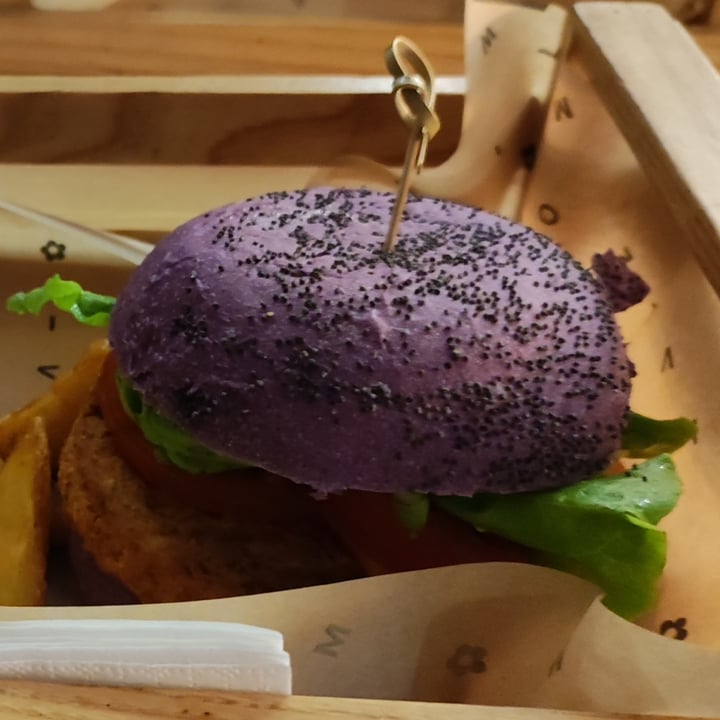 photo of Flower Burger purple Cheesy shared by @gaia16 on  13 Jan 2023 - review