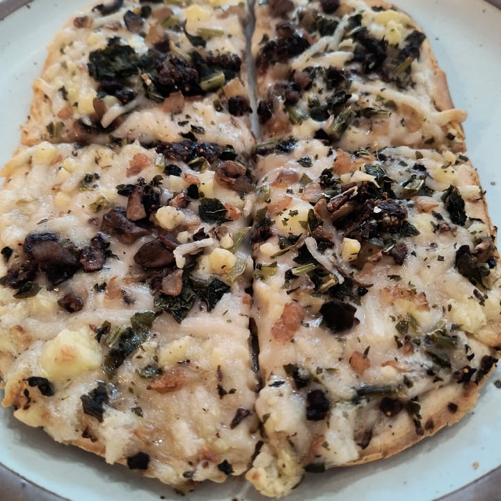 photo of Daiya Flatbread Mushroom Caramelized Onion & Fig shared by @mynameislisa on  03 Jun 2023 - review