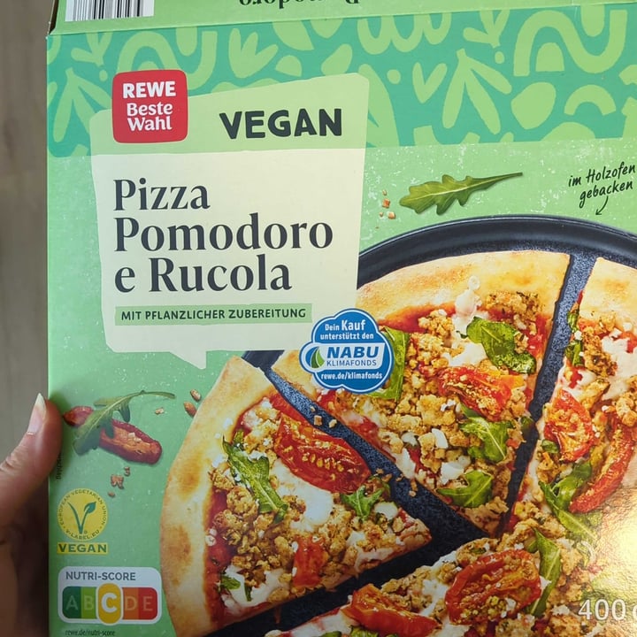 photo of REWE Beste Wahl Pizza pomodoro e rucola shared by @jeanneloani on  26 Apr 2023 - review