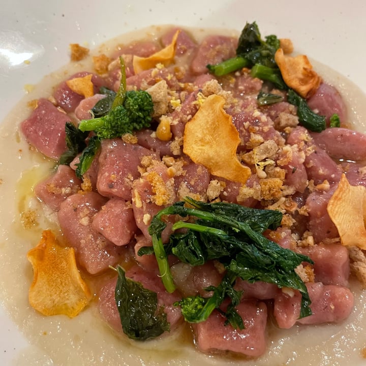 photo of Aromaticus Gnocchi di patate e barbabietola con cime di rapa, chips di sedano rapa, crumble di pane su crema di topinambur shared by @miladyminni on  20 Apr 2023 - review