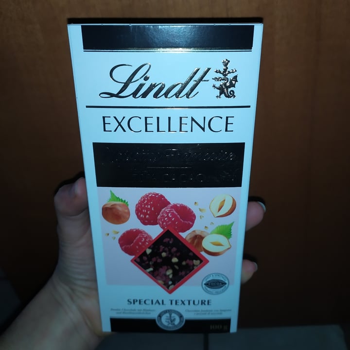 photo of Lindt fondente con lamponi e nocciole caramellate shared by @fraveganita on  22 Mar 2023 - review