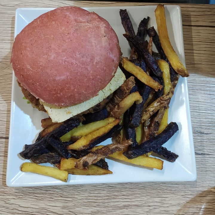 photo of Organic Lovers Torino Veggie Burger con patatine shared by @sirine on  07 Jan 2023 - review