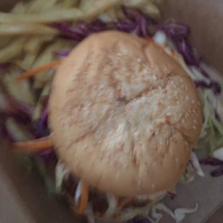 photo of Infinite Café Plant-Powered Kitchen Crispy Zingy Burger shared by @sylvacharm on  03 Feb 2023 - review