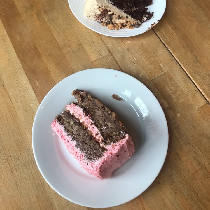photo of Rosetta's Kitchen Raspberry Cake Slice shared by @lilyycaroline on  03 Jun 2023 - review