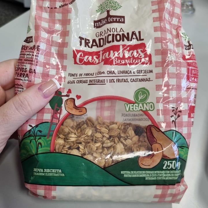 photo of Mãe Terra Granola tradicional com castanhas brasileiras shared by @dianamolinari on  23 Mar 2023 - review