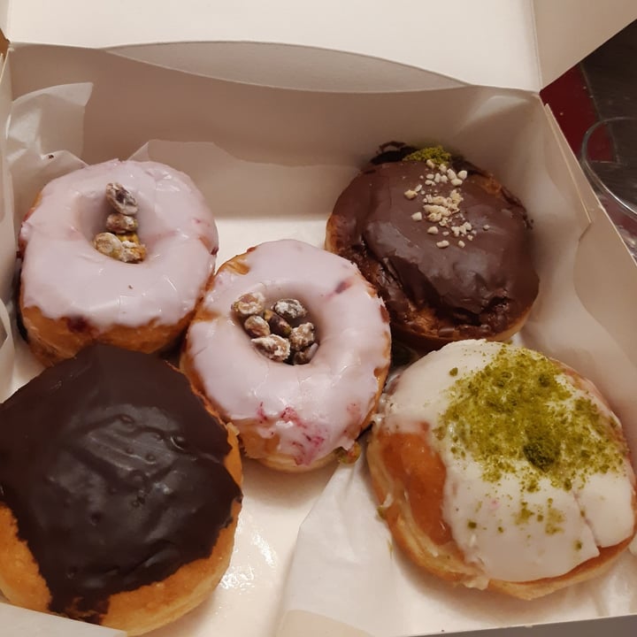 photo of Delish Vegan Doughnuts Donut with blueberries, lavender and pistachio shared by @duduu on  04 Apr 2023 - review