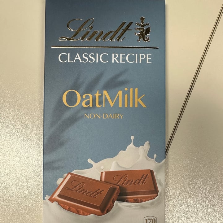photo of Lindt Lindt Classic Recipe Oat Milk Salted Caramel Bar shared by @belleperricho3 on  15 Feb 2023 - review