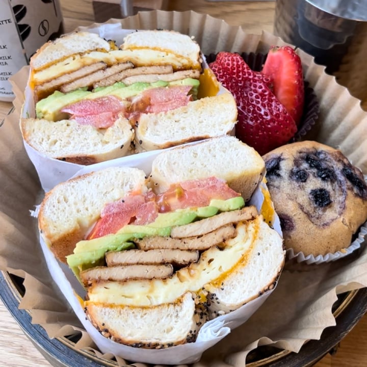 photo of UT47 Manhattan Vegan tofu bacon and vegan egg, avocado, tomato, and chao cheese bagel shared by @determinedgoose on  20 Jun 2023 - review