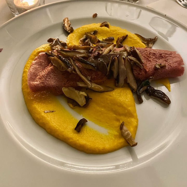 photo of La Colubrina Cannellone farcito servito con besciamella di carote e croccanti shiitake shared by @emmis on  29 Apr 2023 - review