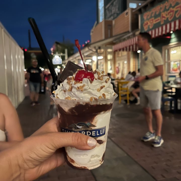 photo of Ghirardelli Soda Fountain & Chocolate Shop (Disneyland) Non-Dairy Hot Fudge Sundae shared by @julianasanimalsanctu on  04 Aug 2023 - review