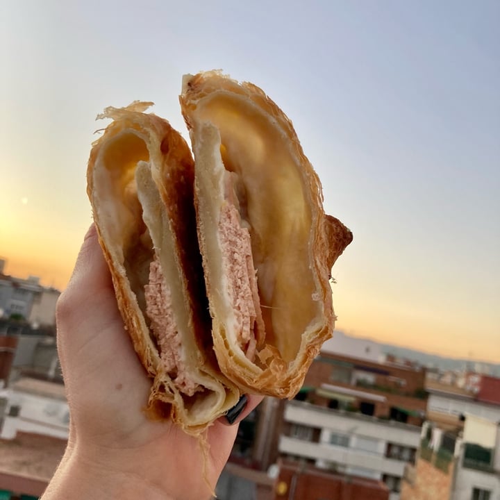 photo of CroisSants Croissant queso y jamón Vegano shared by @asiayportia on  14 Apr 2023 - review