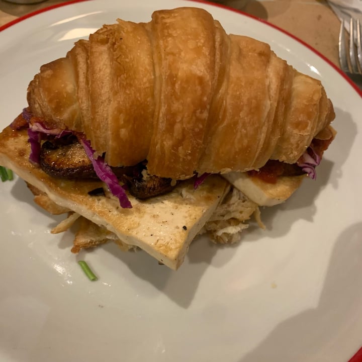 photo of Gordo Vegano Croissant salada rellena shared by @naleuem on  14 Apr 2023 - review