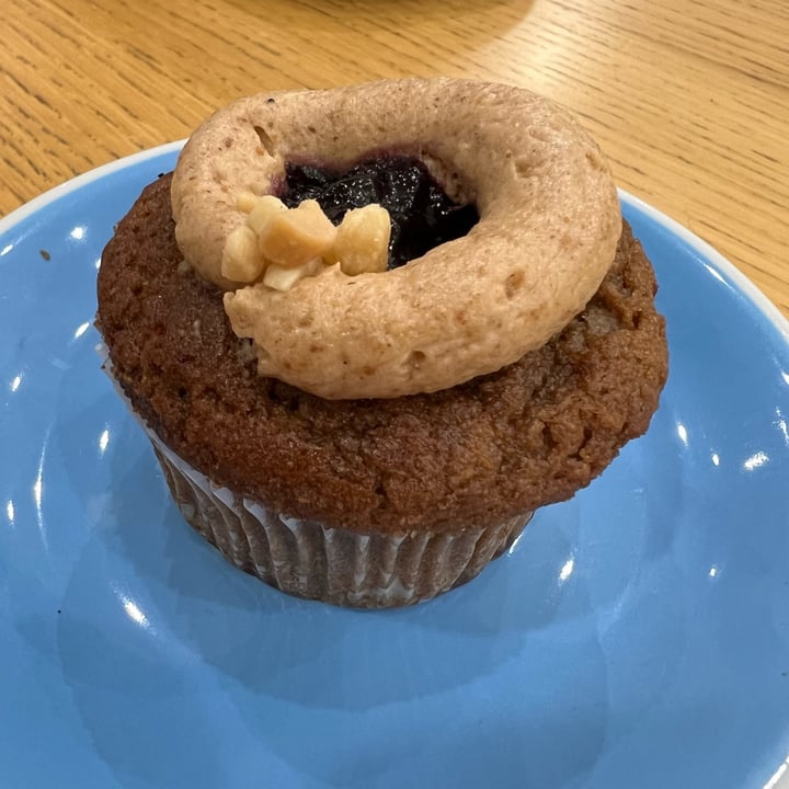 photo of Cloud Cakes Peanut Butter Jelly Cupcake shared by @ljuba on  05 May 2023 - review
