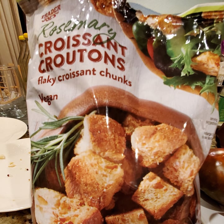 photo of Trader Joe's Rosemary Croissant Croutons shared by @raynadisco on  24 Dec 2022 - review