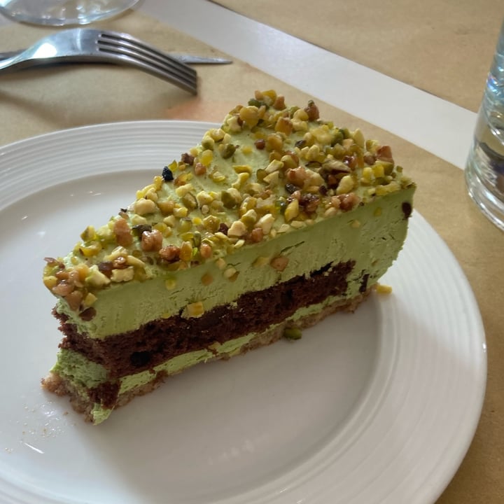 photo of Verdesalvia Bio torta al pistacchio shared by @sottolapellepodcast on  02 May 2023 - review