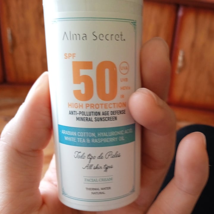 photo of Alma Secret Crema Solar facial SPF 50 shared by @-larissa- on  20 Jul 2023 - review