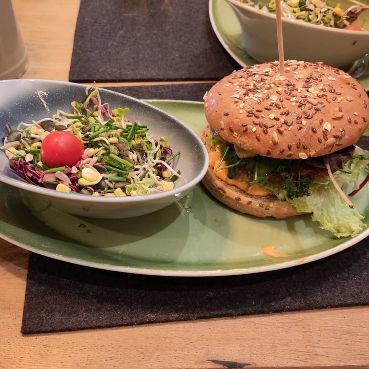 photo of HANS IM GLÜCK Burgergrill & Bar Mittagsmenü mit Burger "Weltenbummler" und Salatbeilage "Winterkrautsalat" shared by @bluesoul on  14 Jan 2023 - review