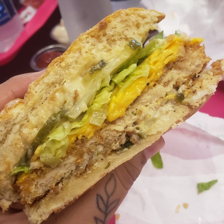 photo of VEGAN FOX Hamburguesa Not Chicken Vegmac shared by @camox on  12 Feb 2023 - review