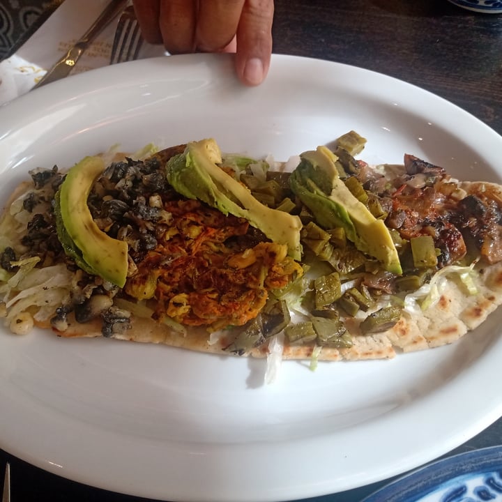 photo of Restaurante Flor De Lis Huarache vegetariano shared by @taniaislas on  11 Jul 2023 - review