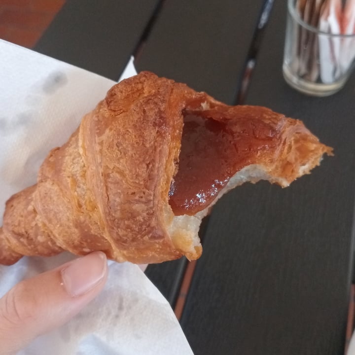 photo of Veganda croissant alla marmellata shared by @laural92 on  25 Jun 2023 - review