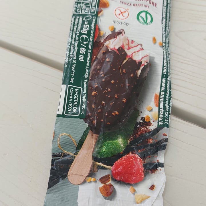photo of Amando stecco con gelato alla vaniglia variegato al lampone con copertura al cacao con granella di mandorle siciliane shared by @lilythepuppet on  22 Jul 2023 - review