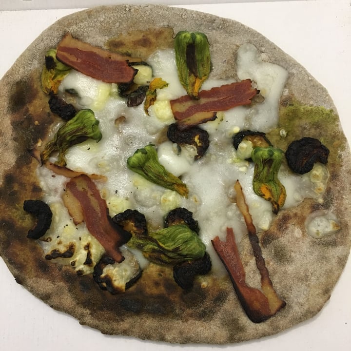 photo of Il Papiro Pizza vega fiori di zucca shared by @cripardo on  14 May 2023 - review