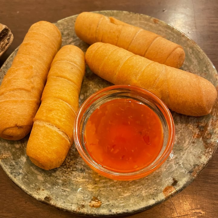 photo of Hummus Barcelona Tequeños veganos shared by @lucaseggi on  26 Jan 2023 - review