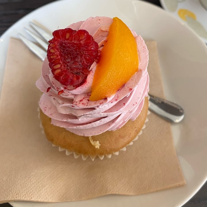 photo of Tauer Bakery cupcake pesca melba shared by @elenuriss on  09 Apr 2023 - review