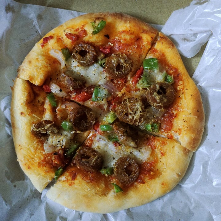 photo of V GO NUTS vegan Neapolitan chick'n sheek pizza shared by @keerthan20 on  01 Jan 2023 - review