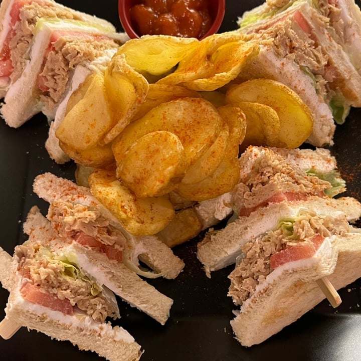 photo of Τρεις Λαλούν - Treis Laloun No Tuna Club Sandwich shared by @annamiou on  30 Jan 2023 - review