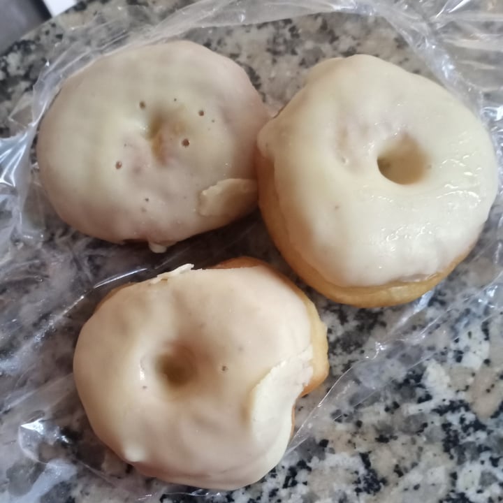 photo of La Huerta de Amy Donuts con chocolate blanco shared by @titoherbito on  13 May 2023 - review