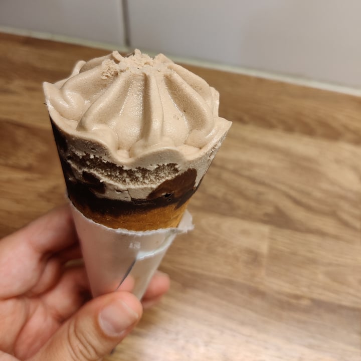 photo of Vemondo waffle cones chocolate and caramel shared by @enkelvegan on  25 Jul 2023 - review