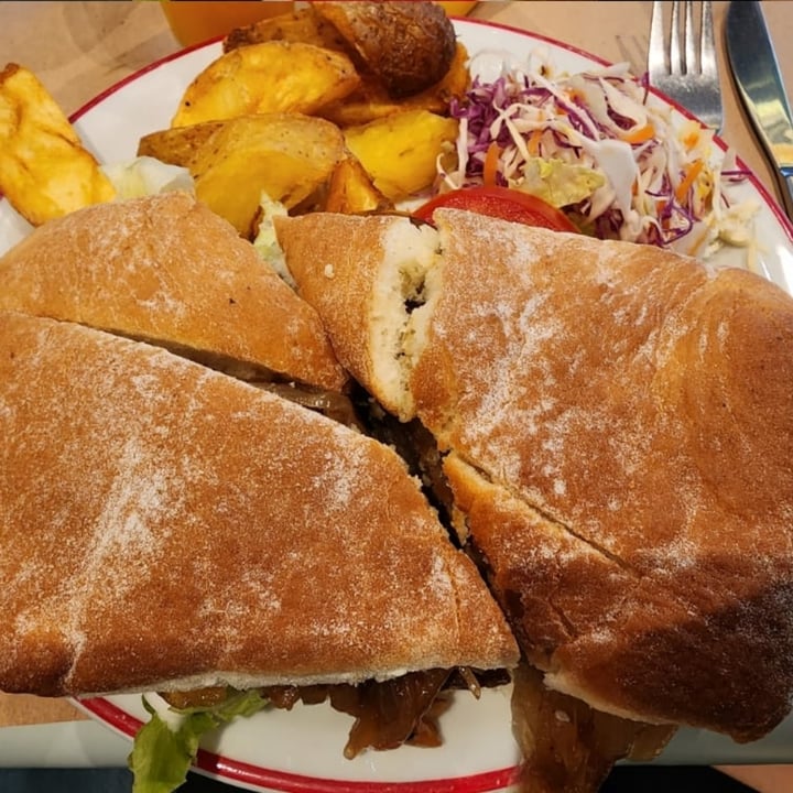 photo of Gordo Vegano Sandwich de lomito completo shared by @ines1989 on  29 Jan 2023 - review
