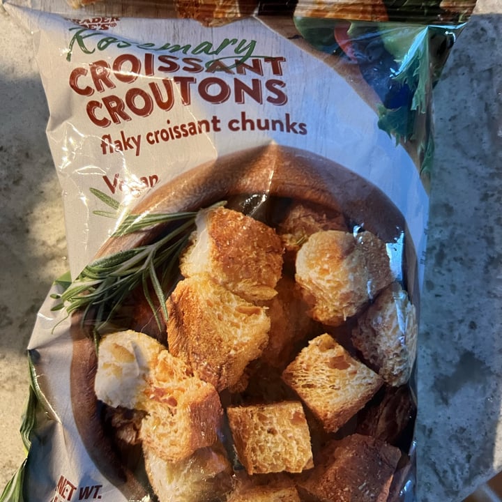 photo of Trader Joe's Rosemary Croissant Croutons shared by @danielsweeney on  16 Jan 2023 - review