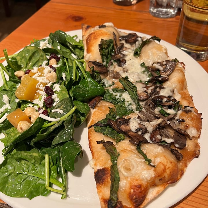 photo of Miijidaa Vegan Mushroom Thin Crust Pizza shared by @ritabon on  12 Apr 2023 - review