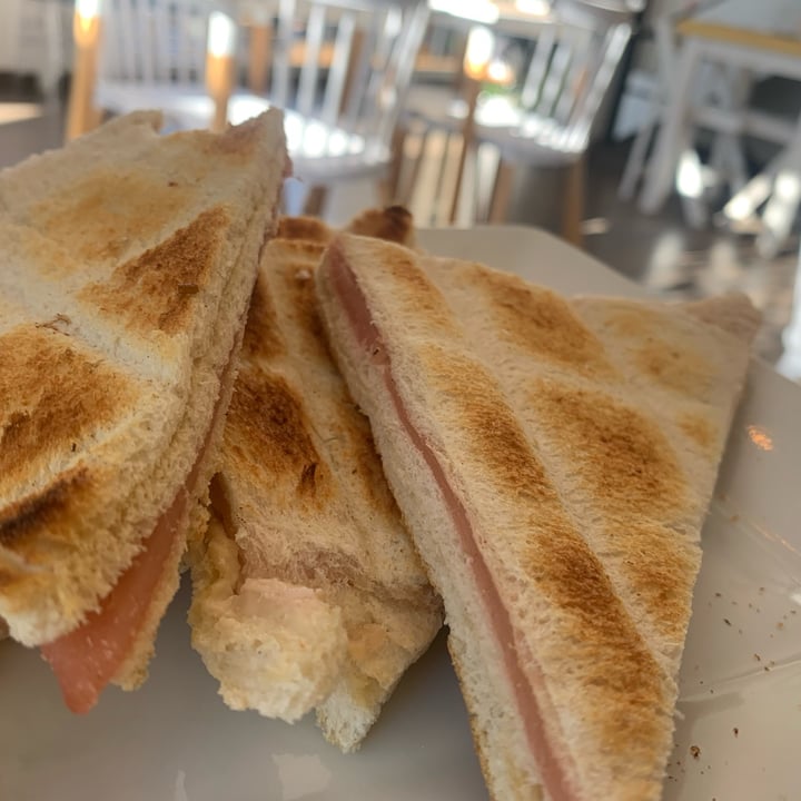 photo of Antojo’s Sandwich De Miga+jugó De Naranja shared by @pltlife56 on  01 Jul 2023 - review