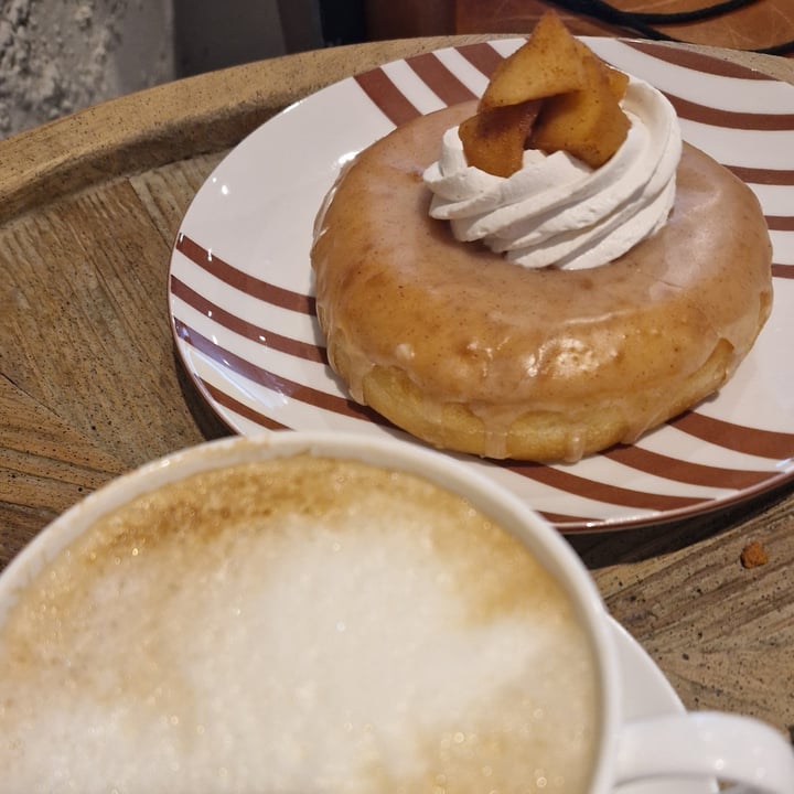 photo of VegAmazing Doughnuts Donut de manzana a la canela shared by @jaimtt on  17 Feb 2023 - review