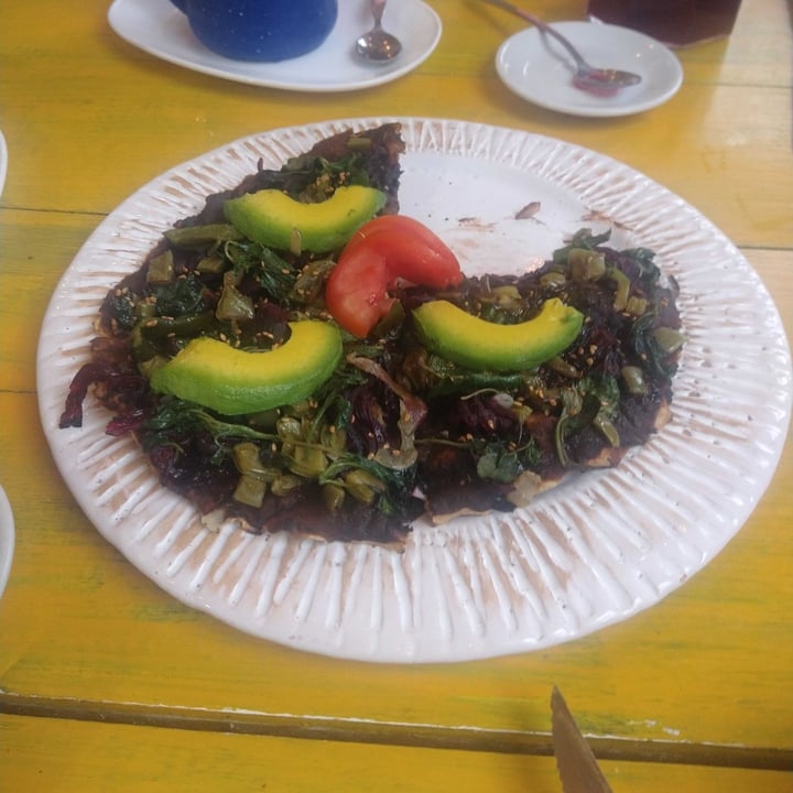 photo of La chiquita Tlayuda de vegetales shared by @dianiiiux on  02 Jul 2023 - review