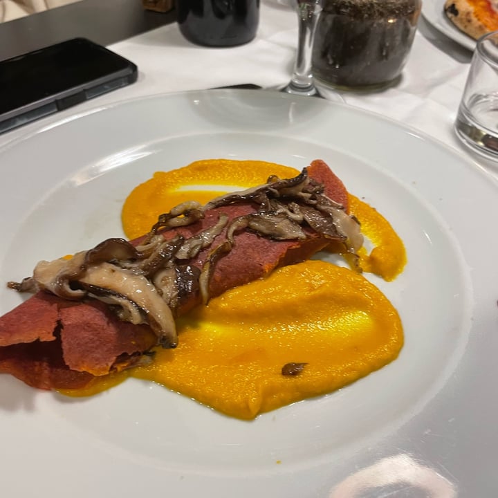 photo of La Colubrina Cannellone farcito servito con besciamella di carote e croccanti shiitake shared by @ilariaqualcosa on  31 Mar 2023 - review