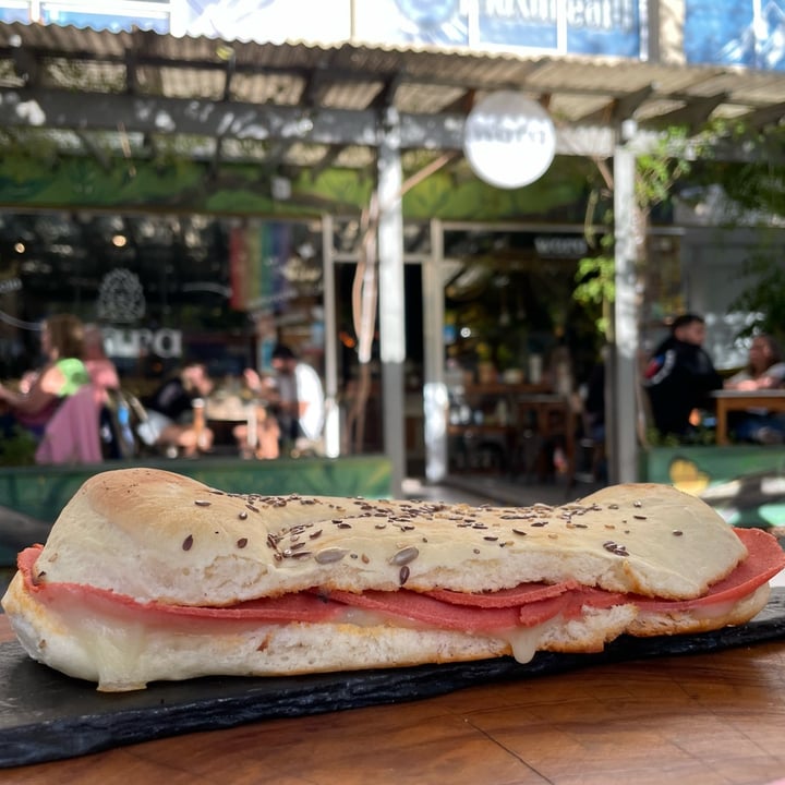 photo of Wara espacio saludable sanwich De Jamón Y Queso shared by @valenequiza on  08 Apr 2023 - review