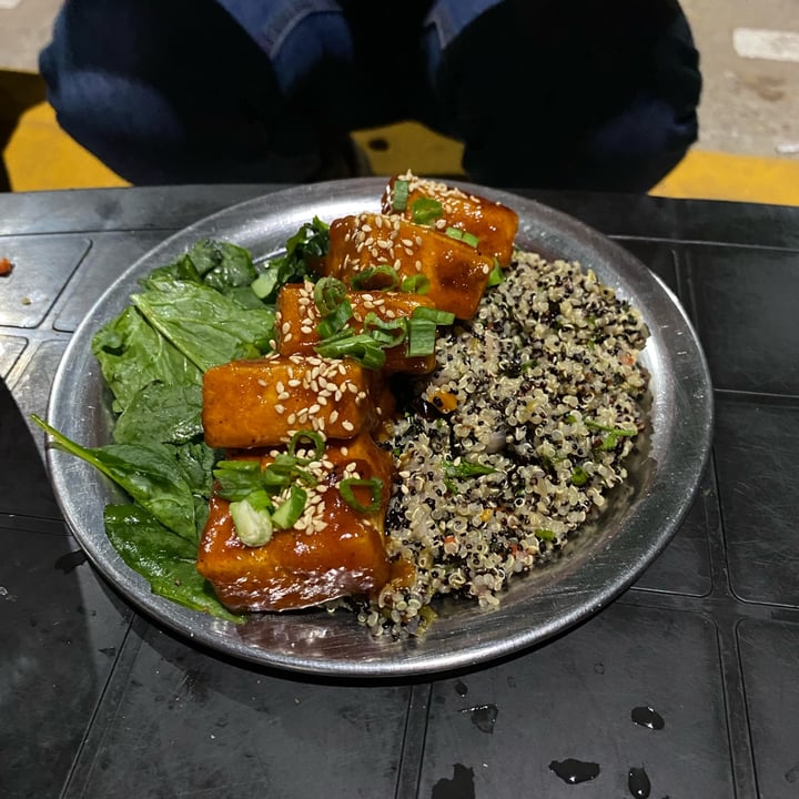 photo of Hola Chola Garage Tofu agridulce con ensalada de quinoa shared by @juliastepanenko on  09 Apr 2023 - review