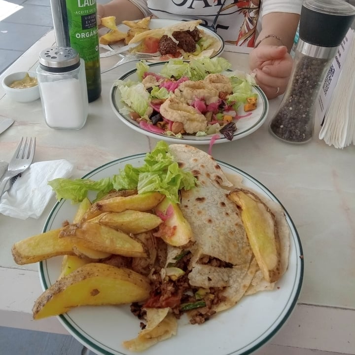 photo of La Mar Cafeteria Tacos Monterrey + Ensalada Mediterránea shared by @elpika on  22 Jan 2023 - review