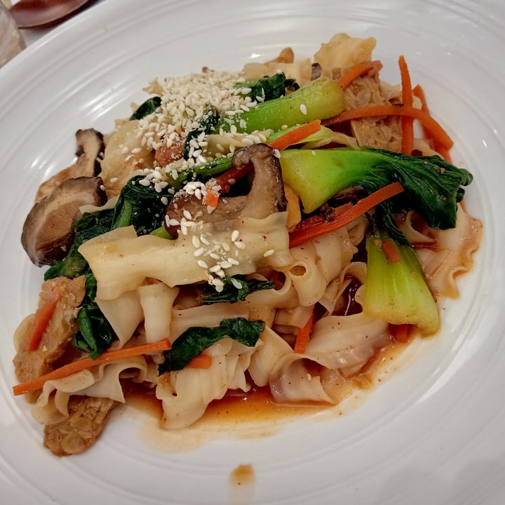 photo of Lilac Oak Mushroom Knife-Cut Noodles Stir-Fry shared by @veganspicegirl on  30 May 2023 - review