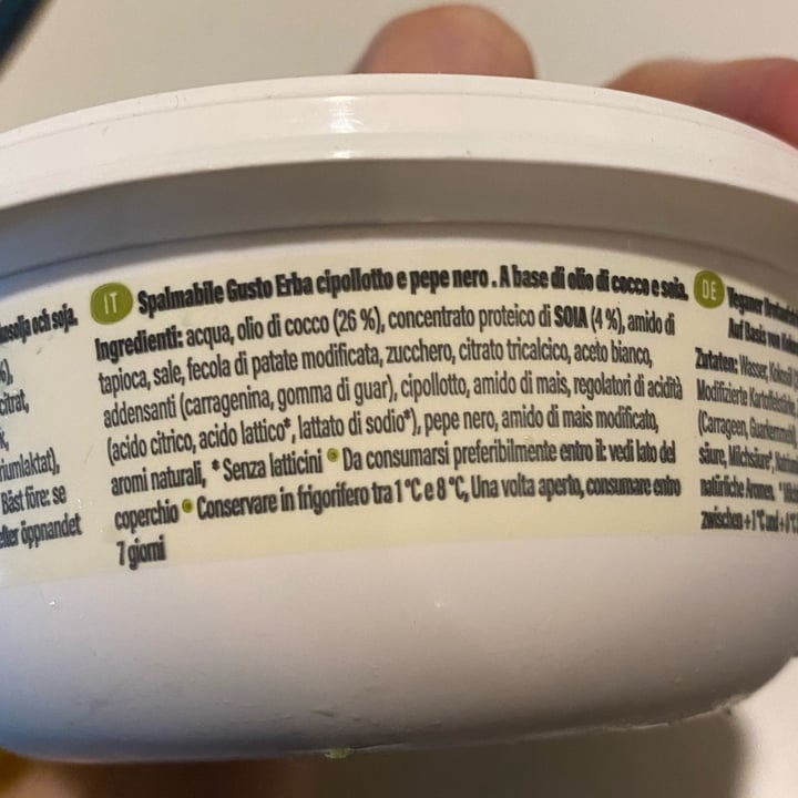 photo of Vegan Island Spring onion & cracked black pepper spread shared by @giuliabolzoni on  05 Aug 2023 - review