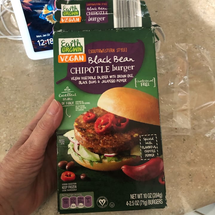 photo of Earth Grown Black Bean Chipotle Burger shared by @malulemos on  23 Jan 2023 - review