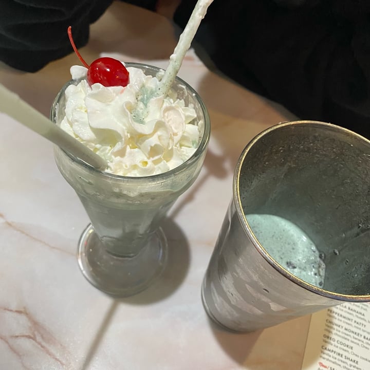 photo of Silver Diner- Cherry Hill Minty Grasshopper Plant-Based Shake shared by @curvycarbivore on  01 May 2022 - review