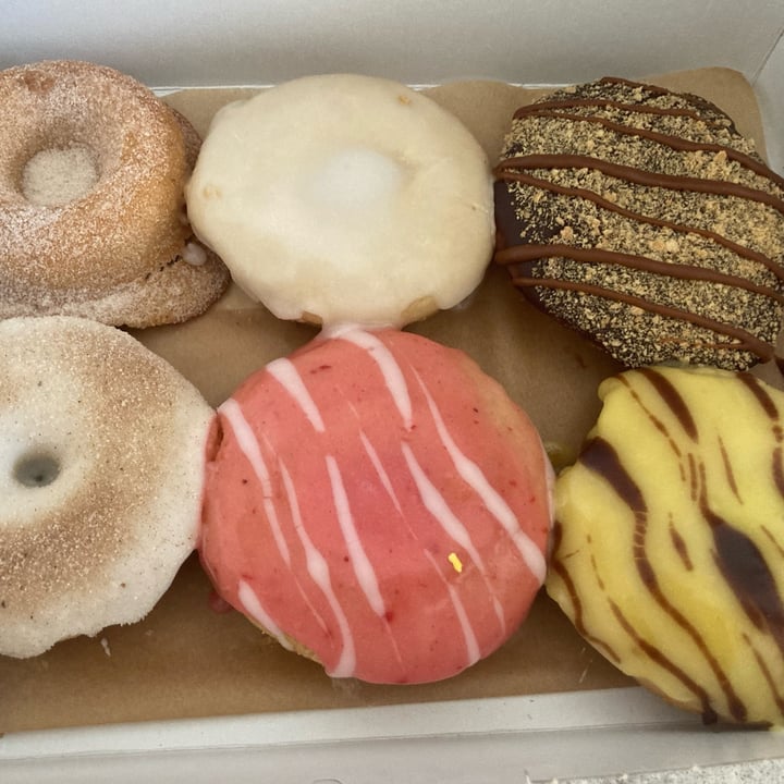 photo of Broad Street Dough Co. variety box of 6 doughnuts shared by @lorhoney on  22 Feb 2023 - review