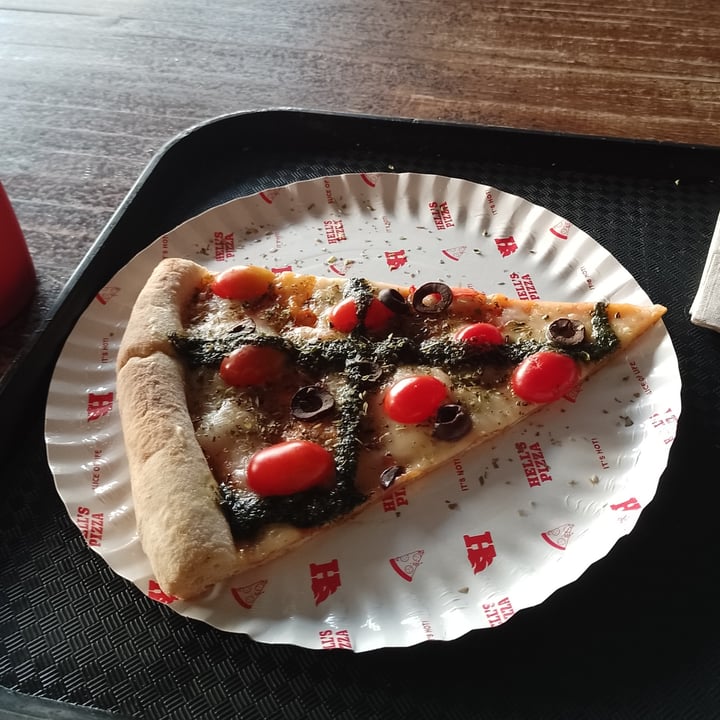 photo of Hell's Pizza Plaza Houssay Pizza Vegana Pesto Y Tomate shared by @bel123 on  01 Jun 2023 - review