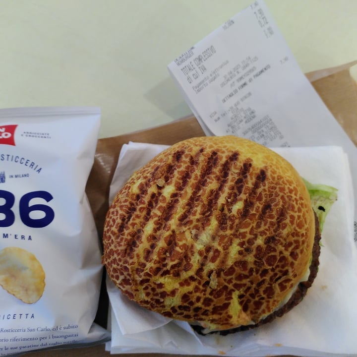 photo of Autogrill WOW burger shared by @walkabout-veg on  30 Apr 2023 - review
