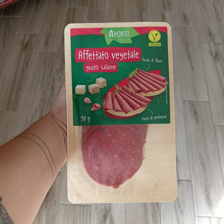 photo of Vemondo Affettato Vegetale Gusto Salame shared by @mibuttogiulia on  08 Aug 2023 - review